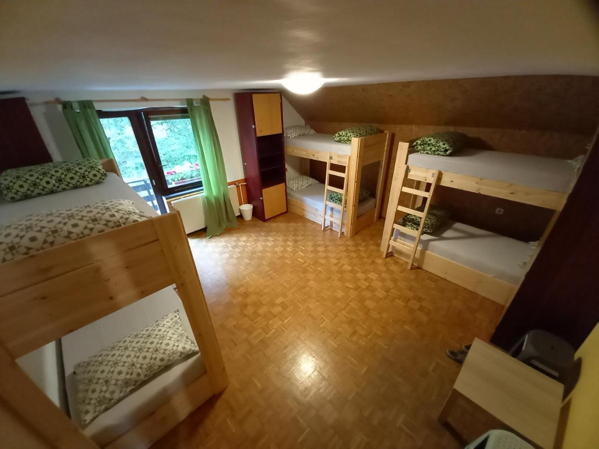 The Riverside Chill Hostel Bled Kamer foto