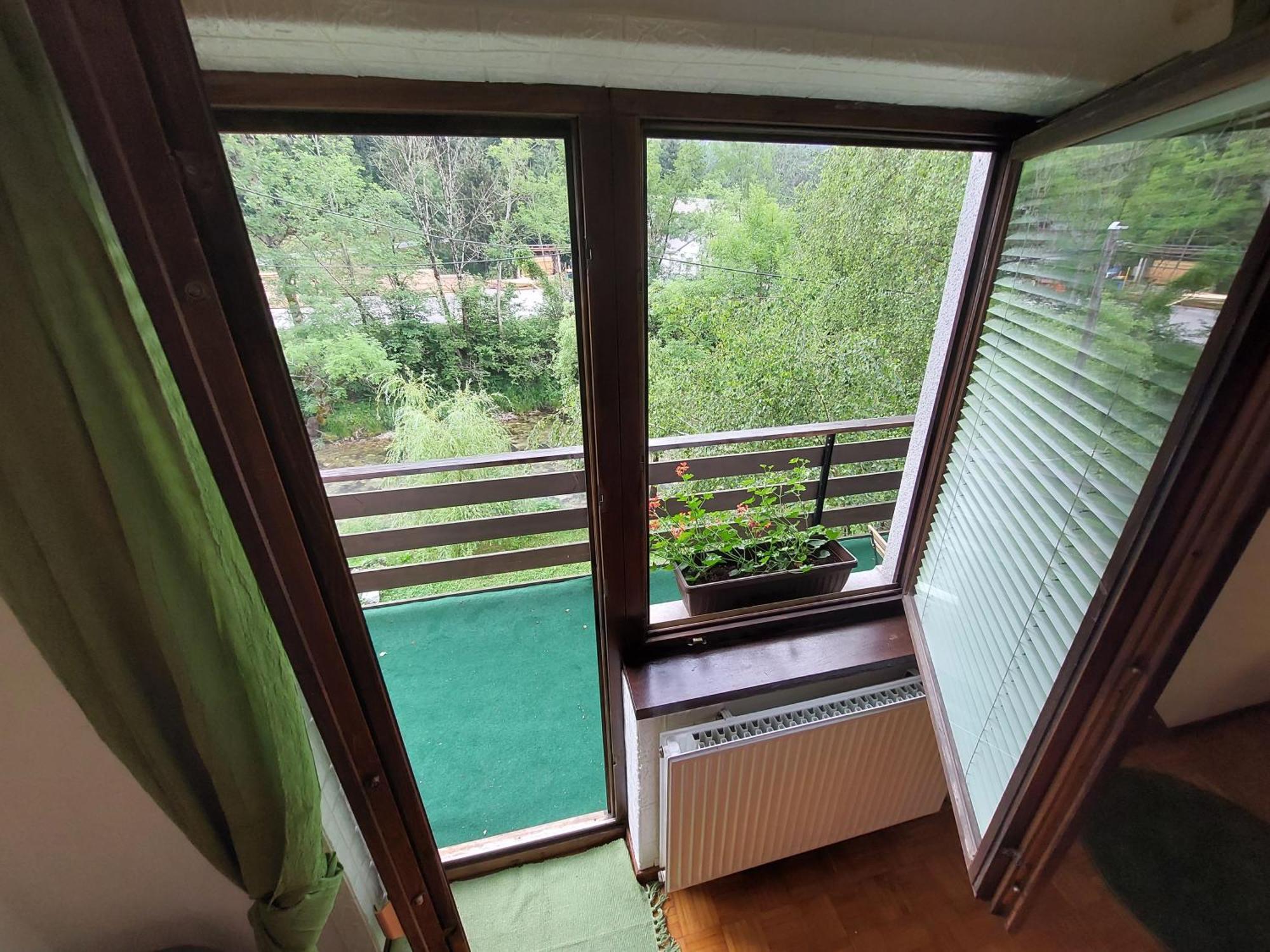 The Riverside Chill Hostel Bled Kamer foto